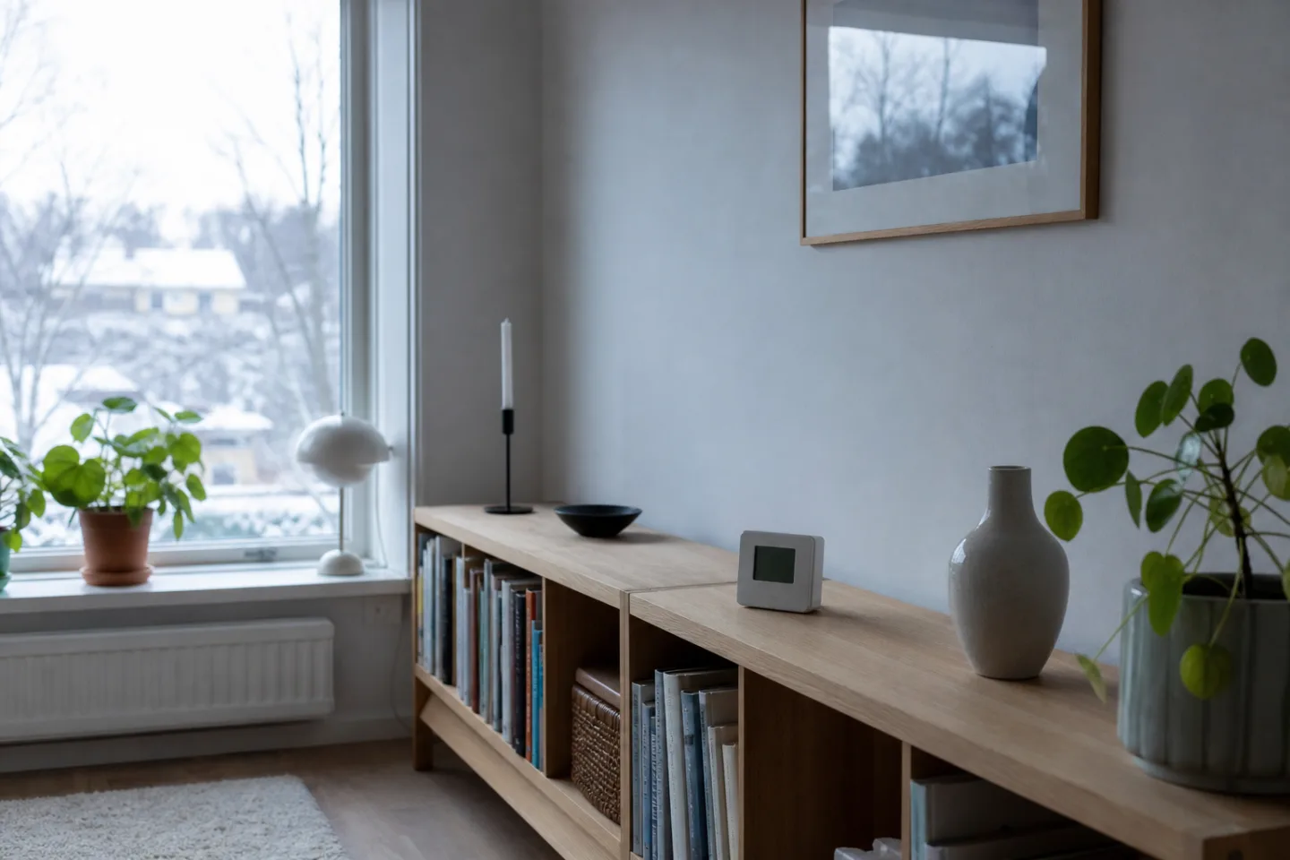 Långtidsmätare placerad i ett bostadsrum under vintern