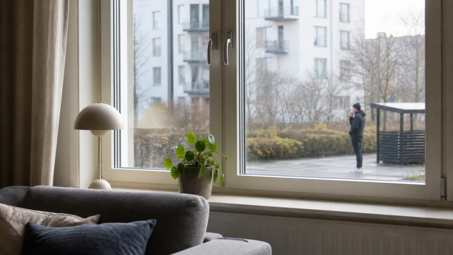 Rök stannar utomhus medan ett inomhusrum hålls avskilt